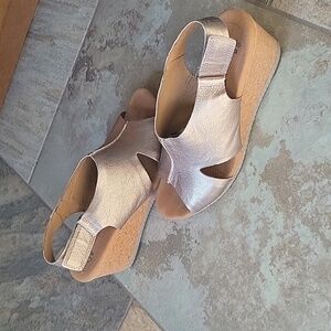 Clarks Silver Wedge Sandals with Comfort Design. Gold Metallic. Good Condition